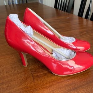 NWOT - Kelly & Katie red pumps